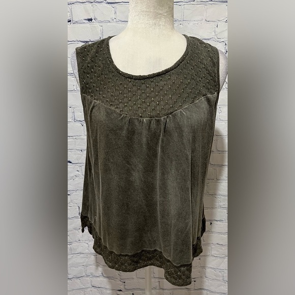 Fourteenth Place Women’s Gray With Gold Sleeveless Blouse Tank Top Sz Large - Picture 1 of 6